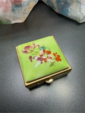 Vintage Porcelain Pill box Trinket box #32tb